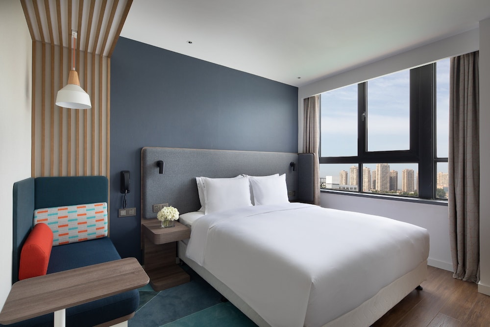 Standard Room, 1 King Bed - Photo 4
