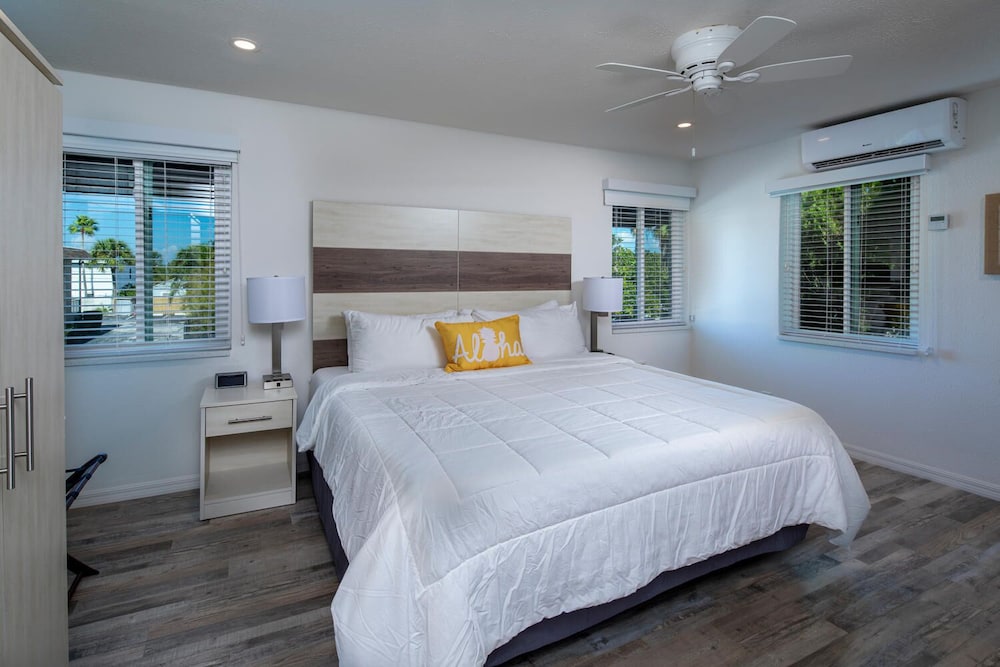 Villas 1 Bedroom King Suite Poolside