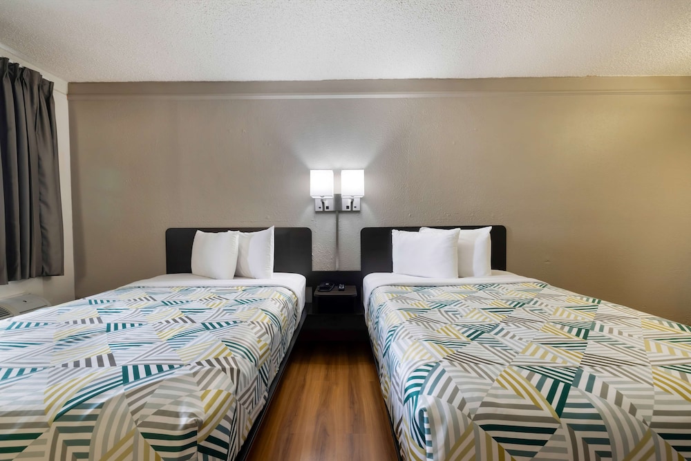 Standard Room, 2 Double Beds, Non Smoking - Photo 6
