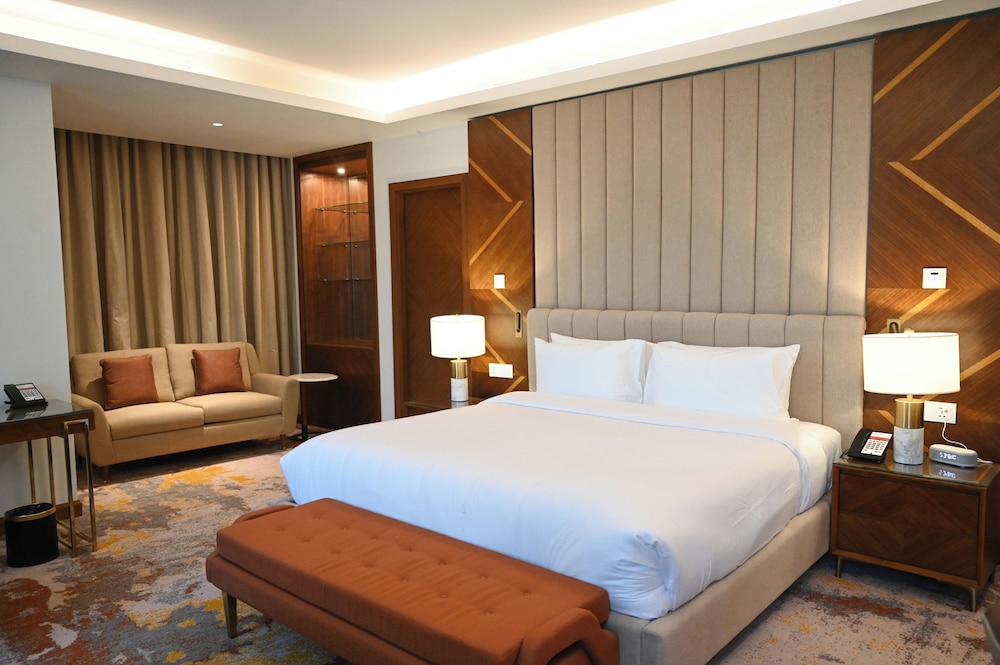 Suite, 1 King Bed photo 3