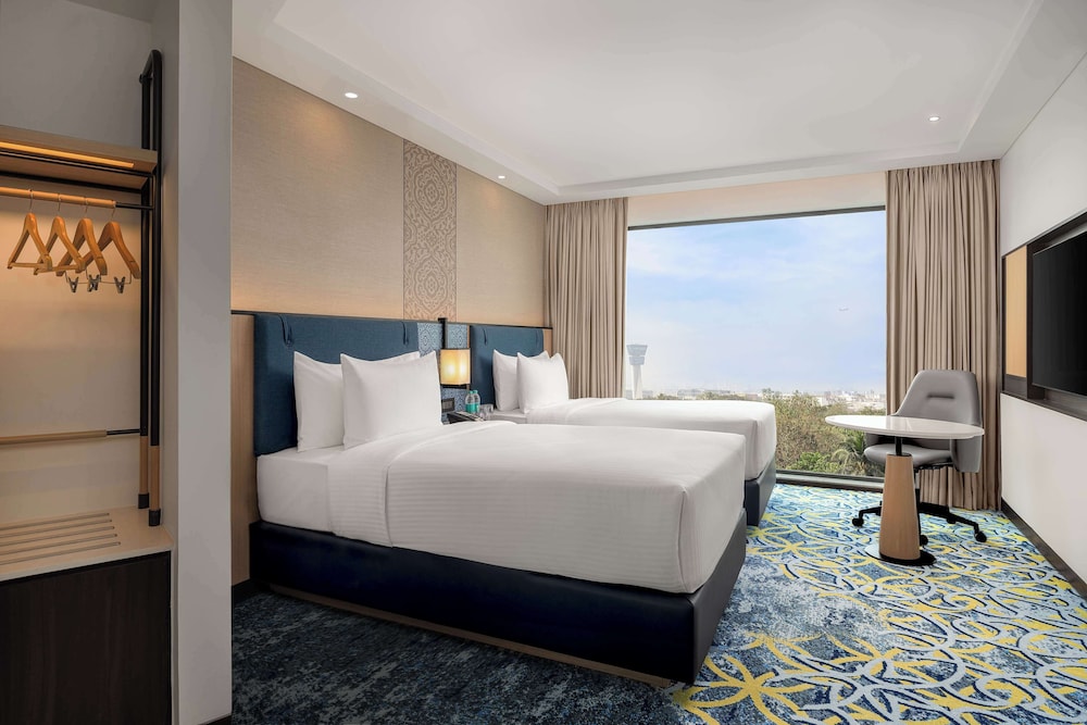 Deluxe Room, 1 King Bed, City View