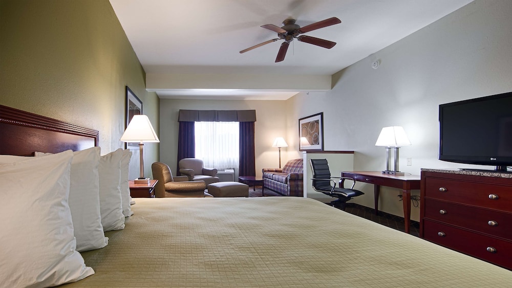 Standard Room, 1 King Bed, Non Smoking, Refrigerator & Microwave (with Single Sofabed;Larger Room) photo 2