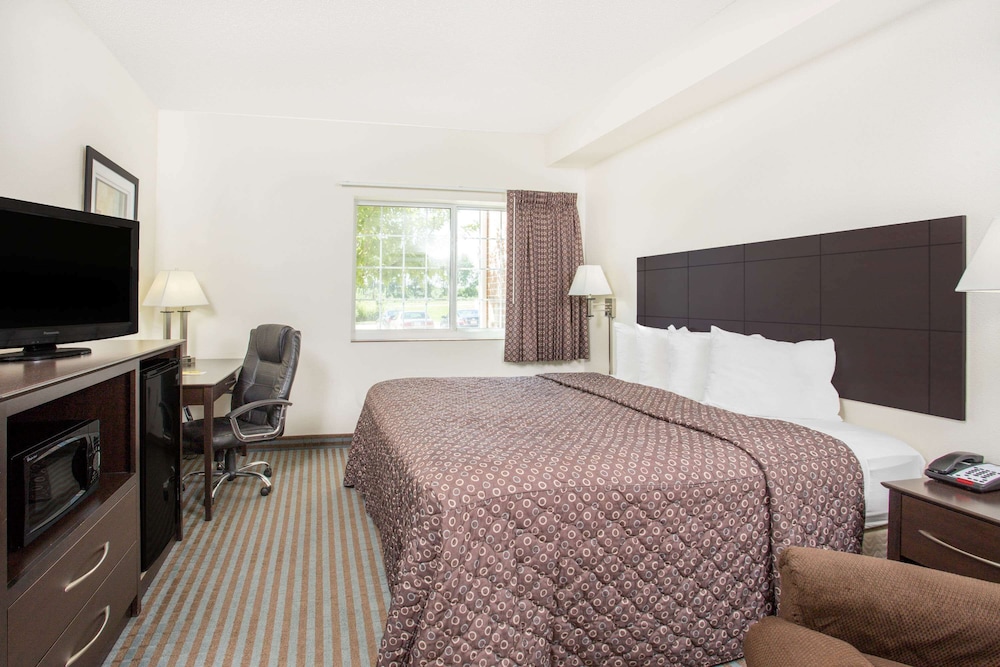 Standard Room, 1 King Bed - Photo 1