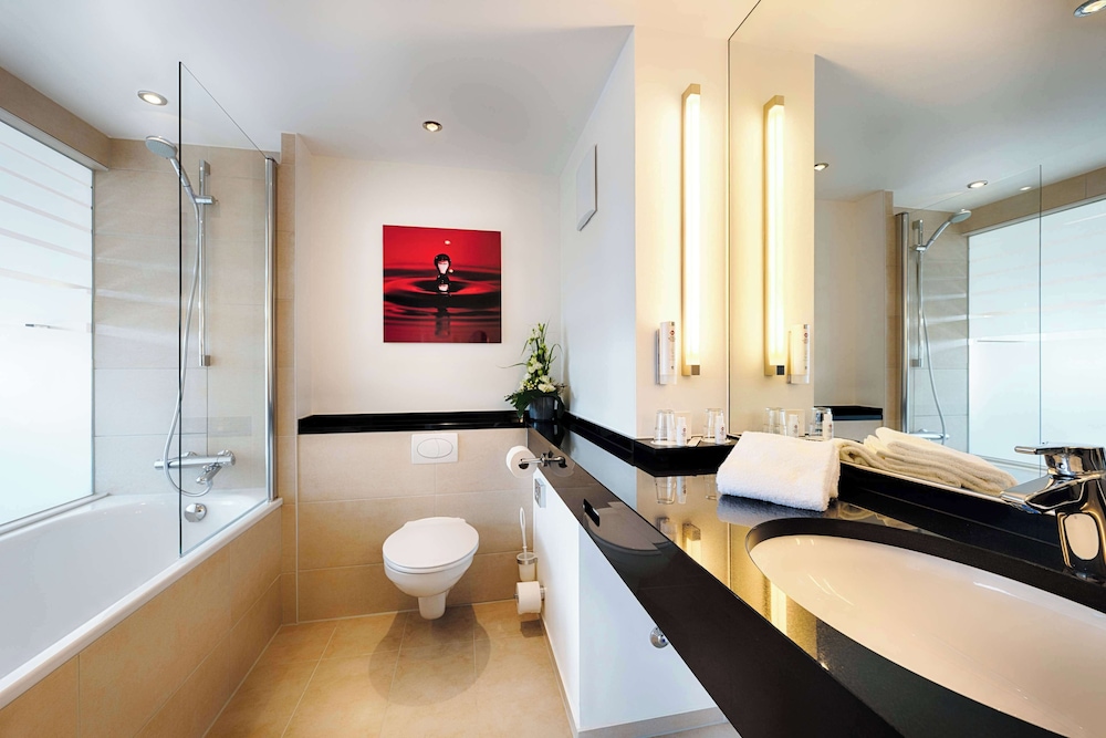 Junior Suite, 2 Twin Beds, Refrigerator thumbnail 5