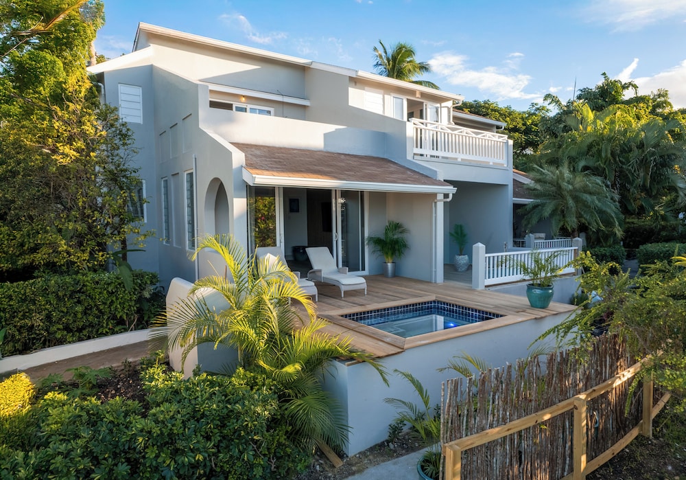 Luxury Suite (with Plunge Pool)