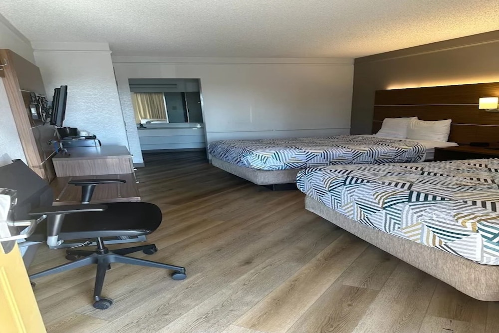 Deluxe Room, 2 Queen Beds, Non Smoking, Refrigerator & Microwave - Photo 2
