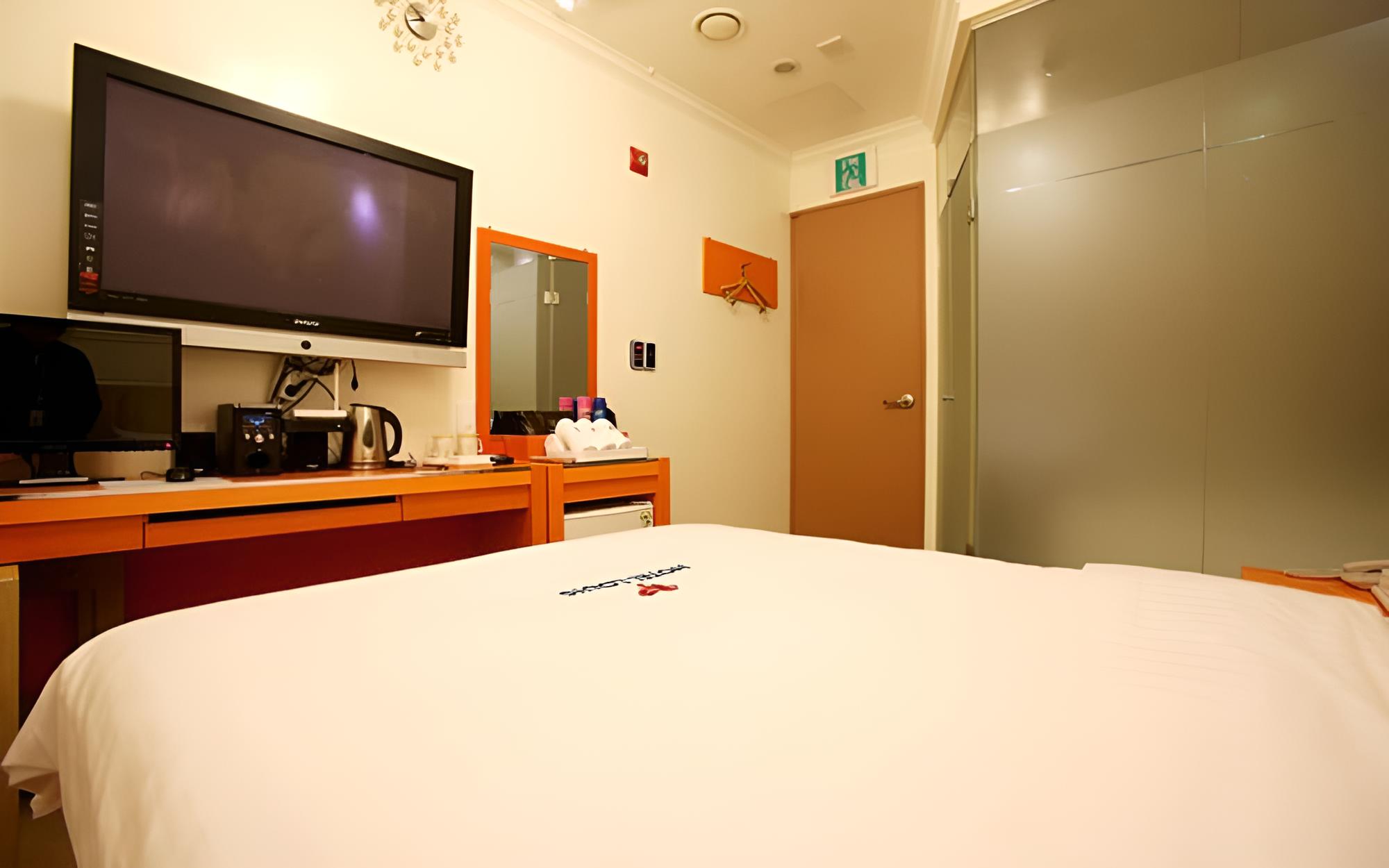 Room (Standard room - walk-in only (Netflix) - Photo 2