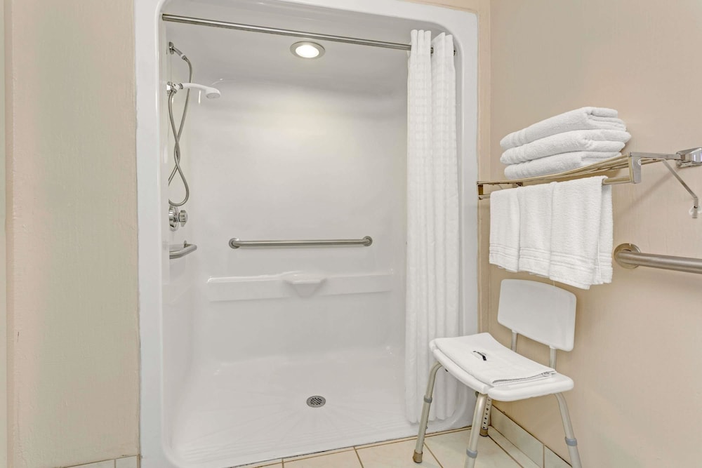 Room, 2 Queen Beds, Accessible, Non Smoking - Photo 3