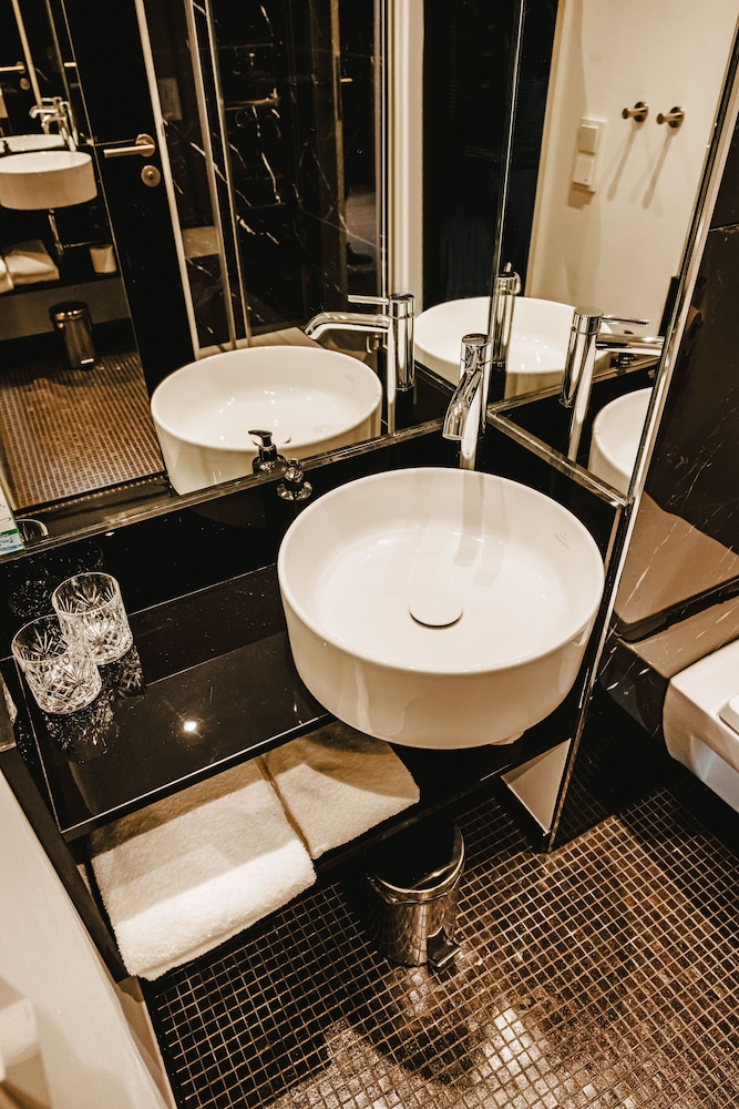 Junior Suite, 1 King Bed (Walk-in Shower) - Photo 6