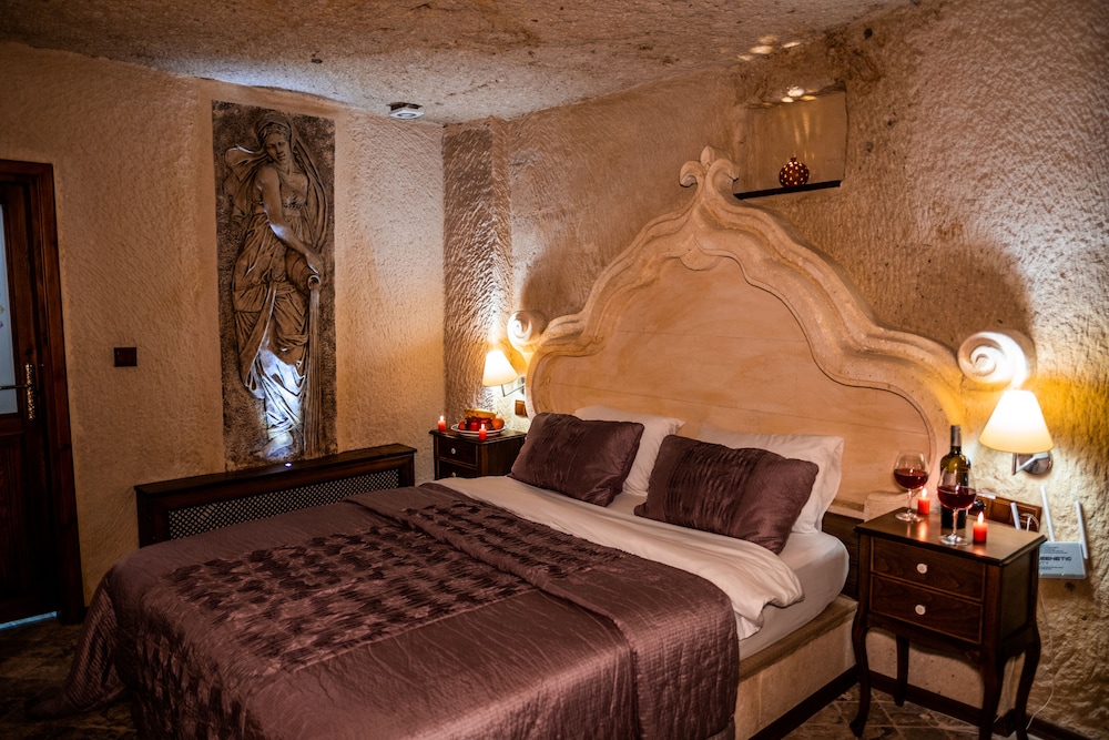 104 - EARTHENWARE CAVE SUITE photo 1