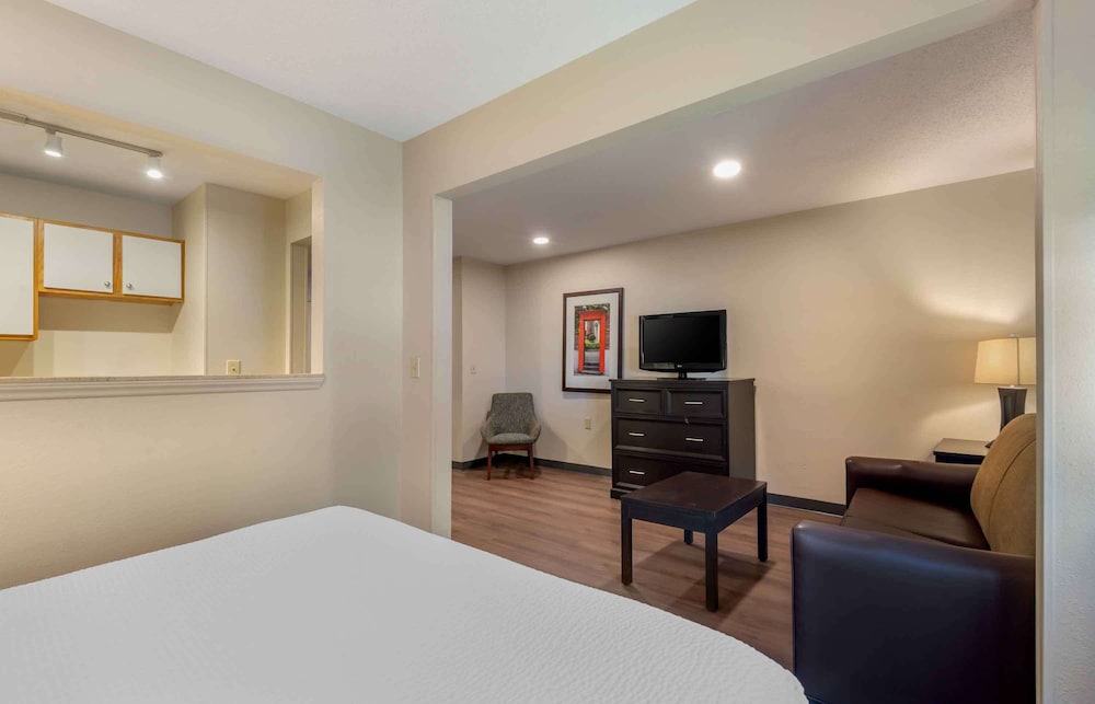 Deluxe Studio, 1 Queen Bed With Sofa Bed, Non Smoking - Photo 3