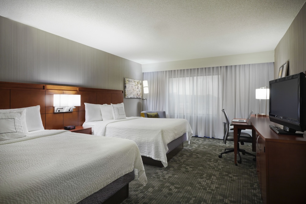 Room, 2 Queen Beds, Courtyard View - Photo 2