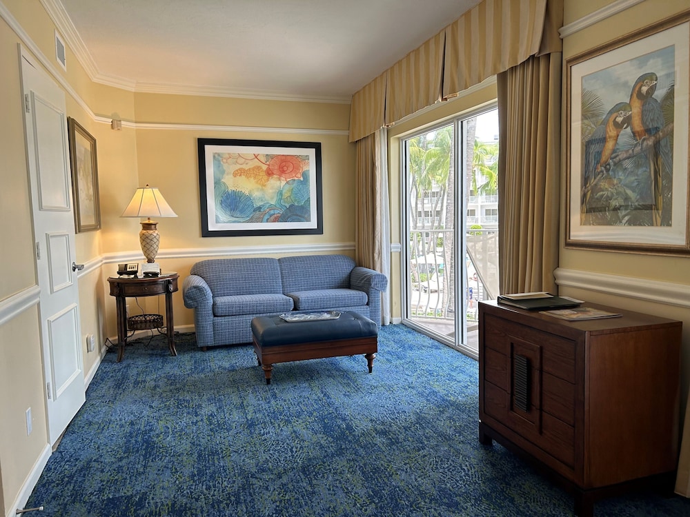 Premium Suite, 1 Bedroom, Non Smoking, Partial Ocean View - Photo 4