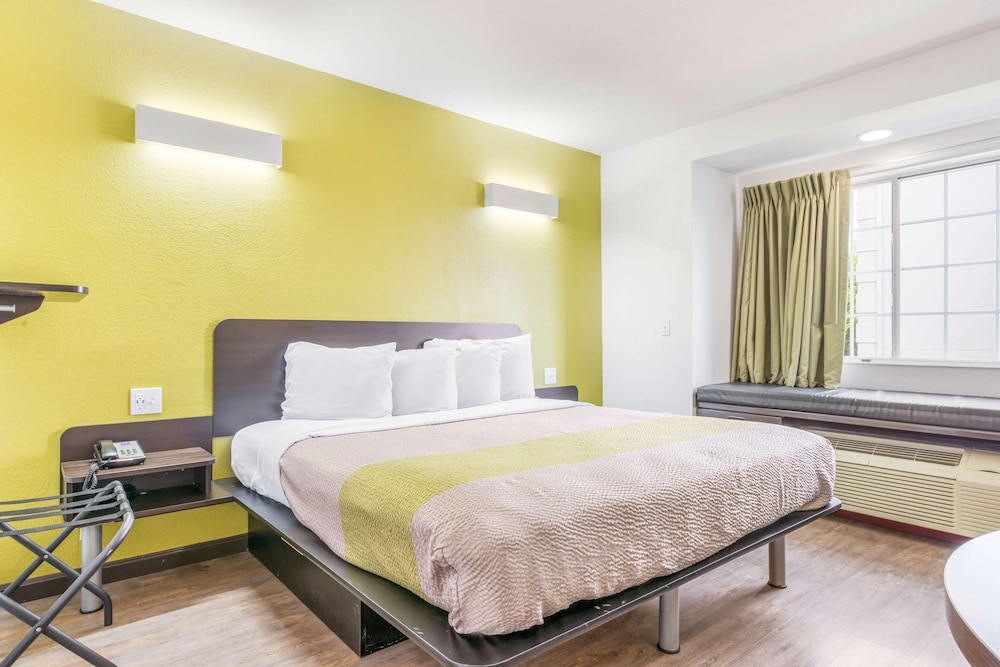 Standard Room, 1 Queen Bed, Non Smoking - Photo 2