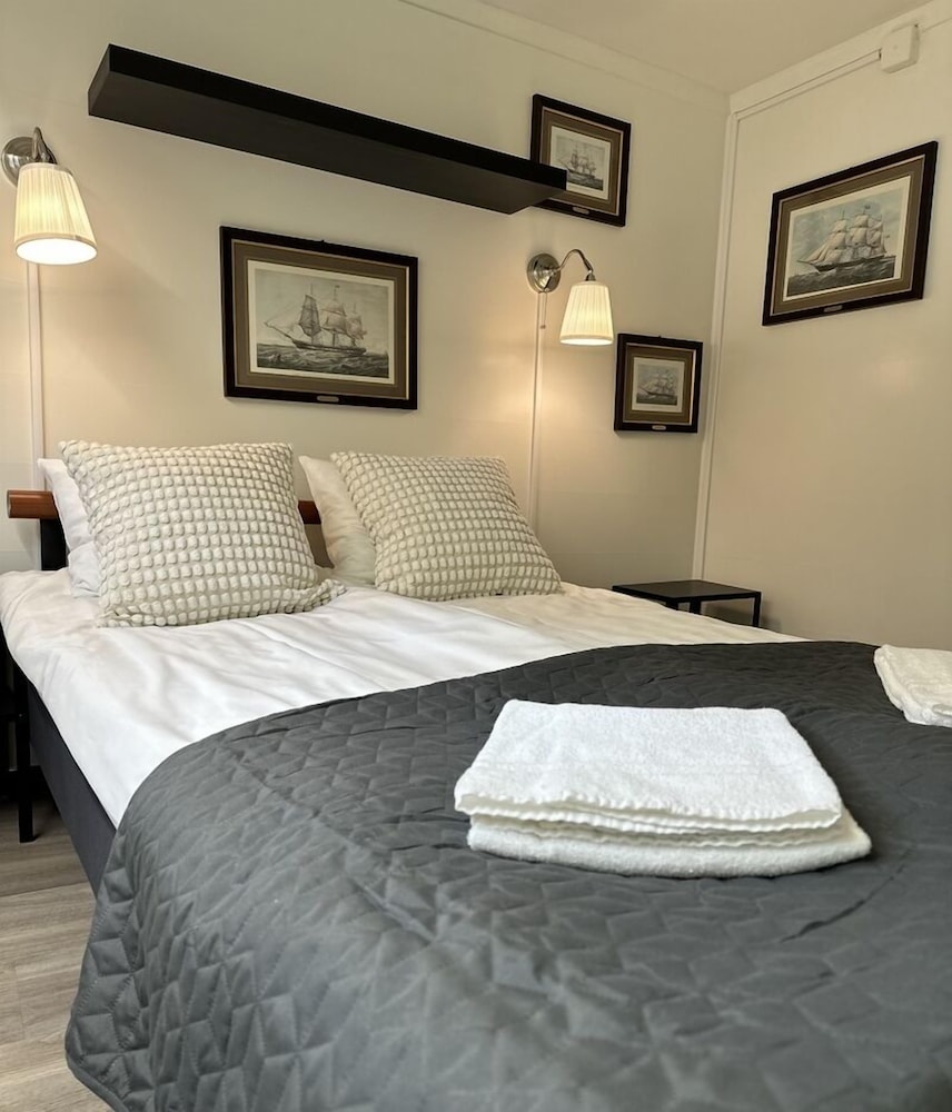 Twin bedroom with shared bathroom