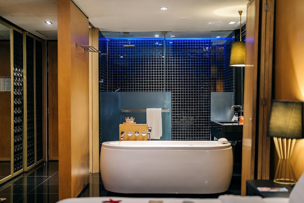 Deluxe Room, 1 King Bed (Lanai, Jet Tub) - Photo 4