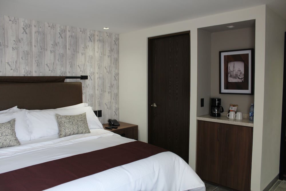 Superior Room, 1 King Bed photo 1