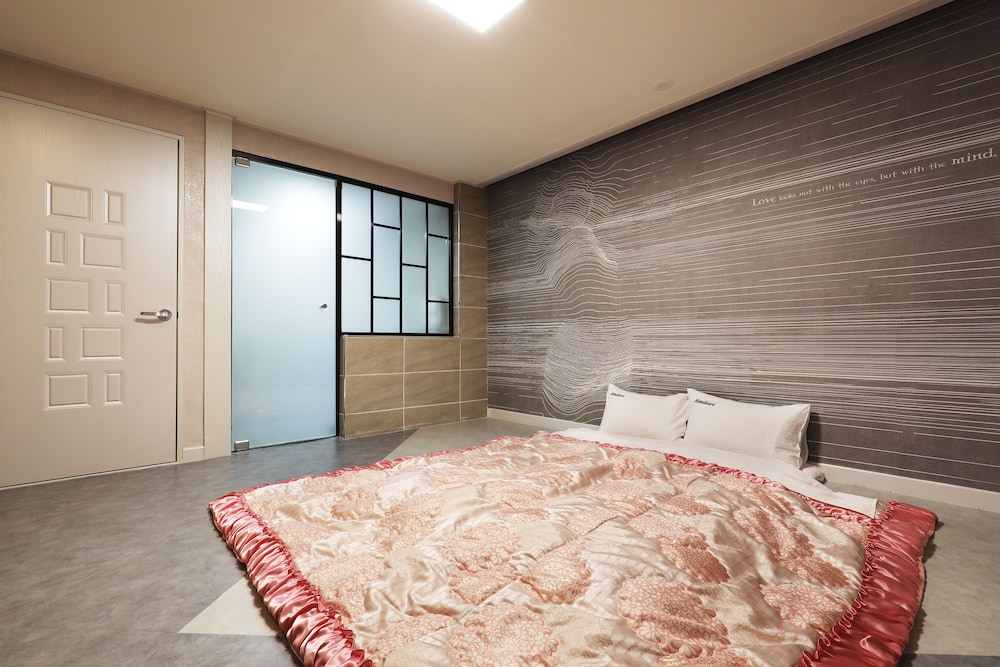 Family Room (1 Single Futon)