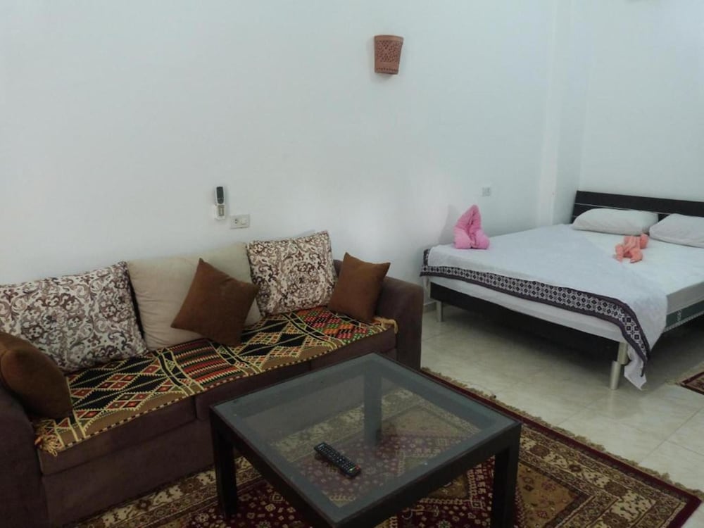 Deluxe Studio Suite, 1 Queen Bed, Pool View photo 3