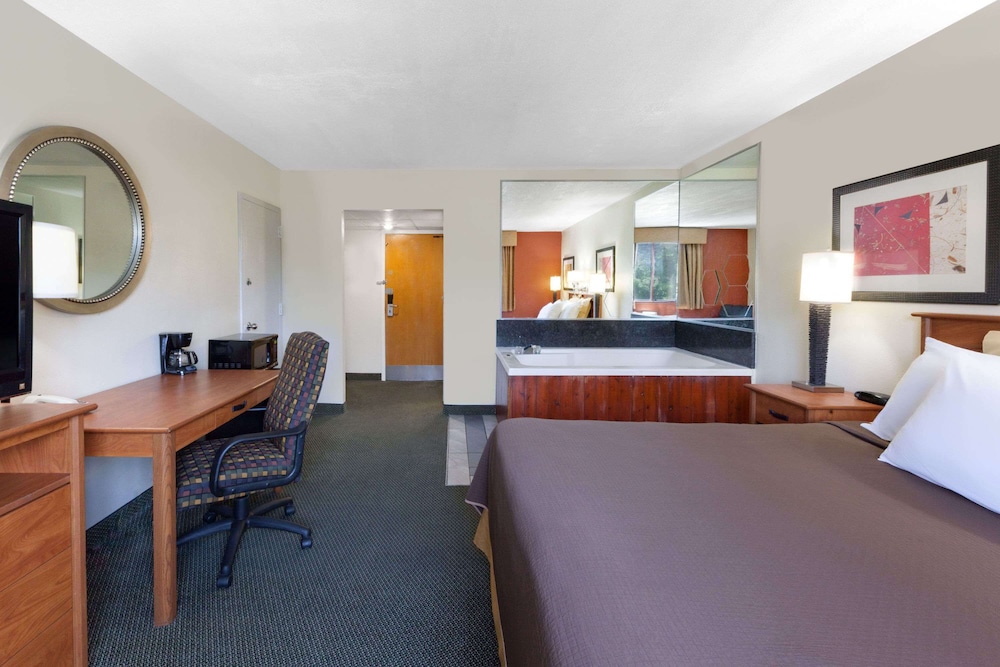Suite, 1 King Bed, Non Smoking photo 3