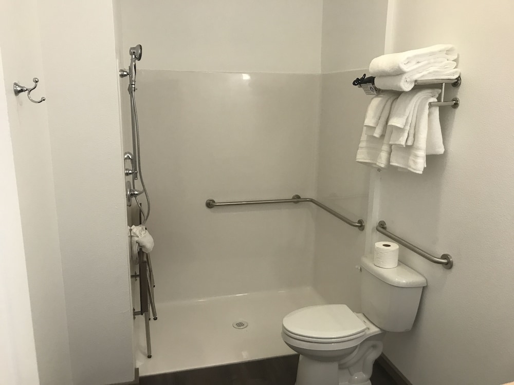 Standard Single Room, 1 King Bed, Accessible photo 3
