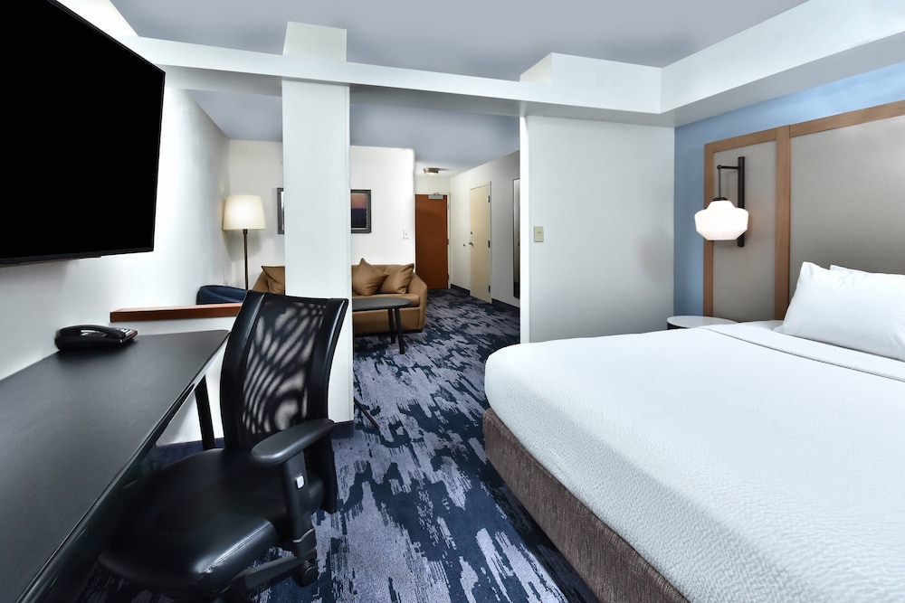 Studio, 1 King Bed (Mobility/Hearing Accessible, Tub) - Photo 3