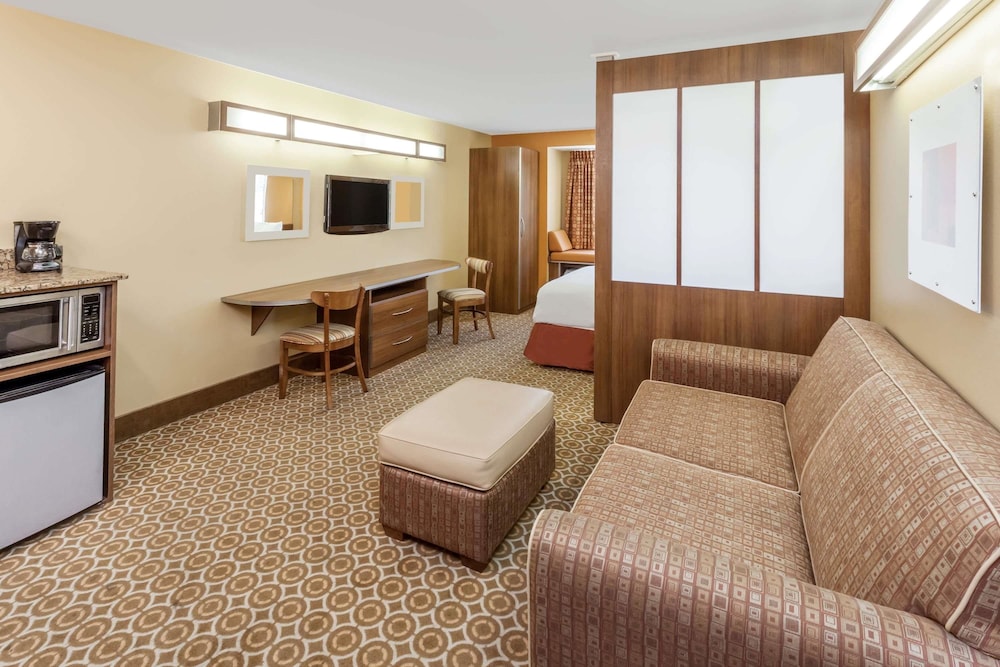 Deluxe Studio Suite, 1 Queen Bed, Non Smoking - Photo 3