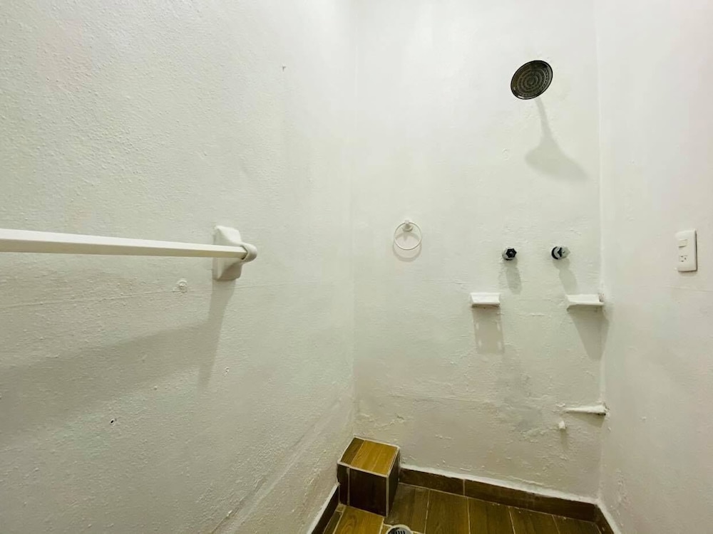 Basic Double Room, 1 Queen Bed, Non Smoking, Shared Bathroom photo 2