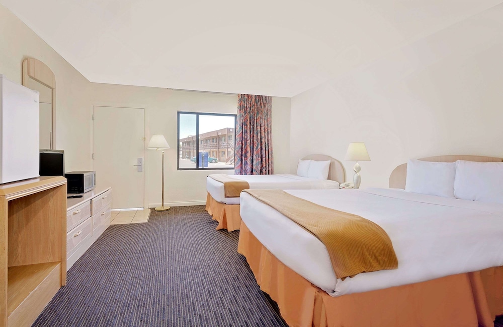 Room, 2 Queen Beds - Photo 4