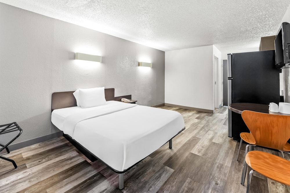 Standard Room, 1 Queen Bed, Non Smoking, Kitchen photo 2