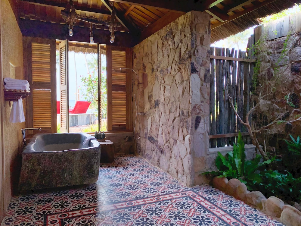 01-BR Villa Beach Front with Pool - Photo 2