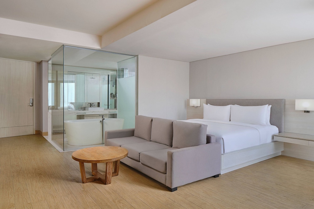 Room, 1 King Bed, Corner thumbnail 5