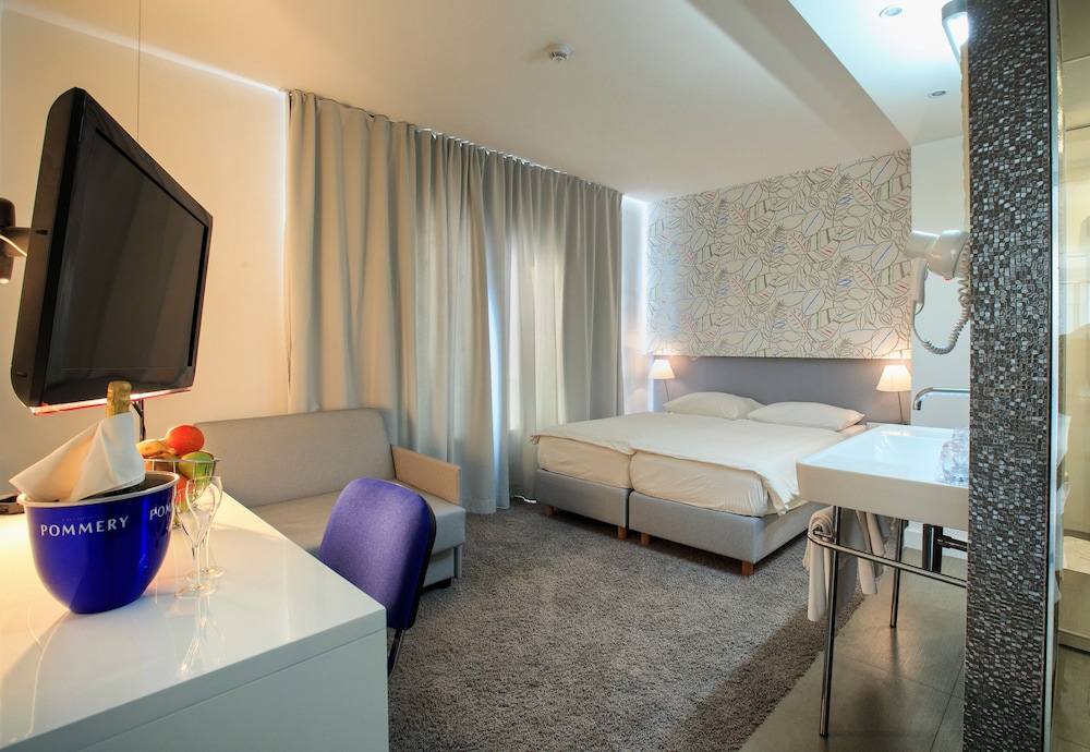Standard Double or Twin Room, Annex Building - Photo 9