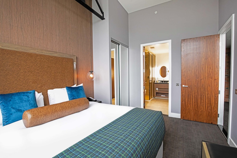 Executive Suite, 1 Bedroom, 1 King, Sofa Bed, Kitchen photo 2