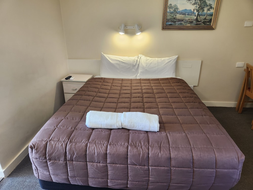 Economy Room, 1 Queen Bed photo 3