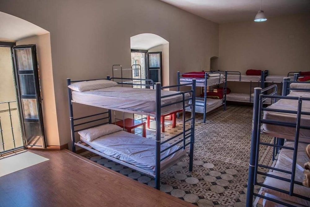Dormitorio compartido, dormitorio mixto, baño compartido (1 cama en un dormitorio compartido de 15 camas)