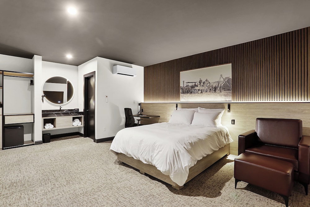 Deluxe Room, 1 Queen Bed, Mobility Accessible