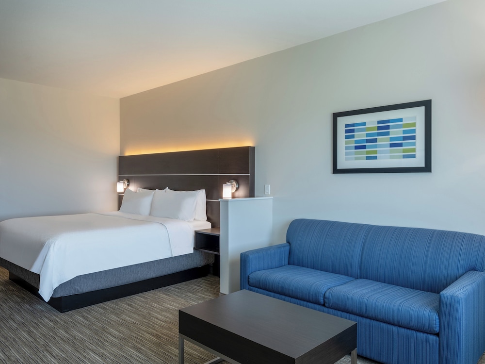 Suite, 1 King Bed - Photo 3