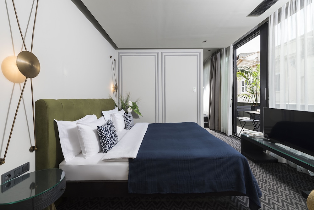 Junior Suite, 1 King Bed, Balcony, City View photo 1