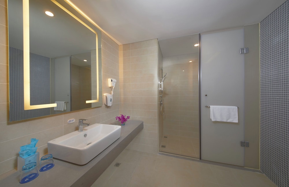 Standard Room, 1 King Bed, City View (High Floor) photo 3
