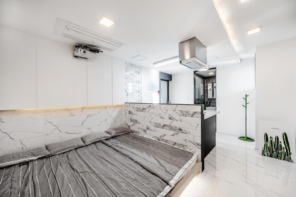 Basic Room, 1 Bedroom (402(Random)) - Photo 7