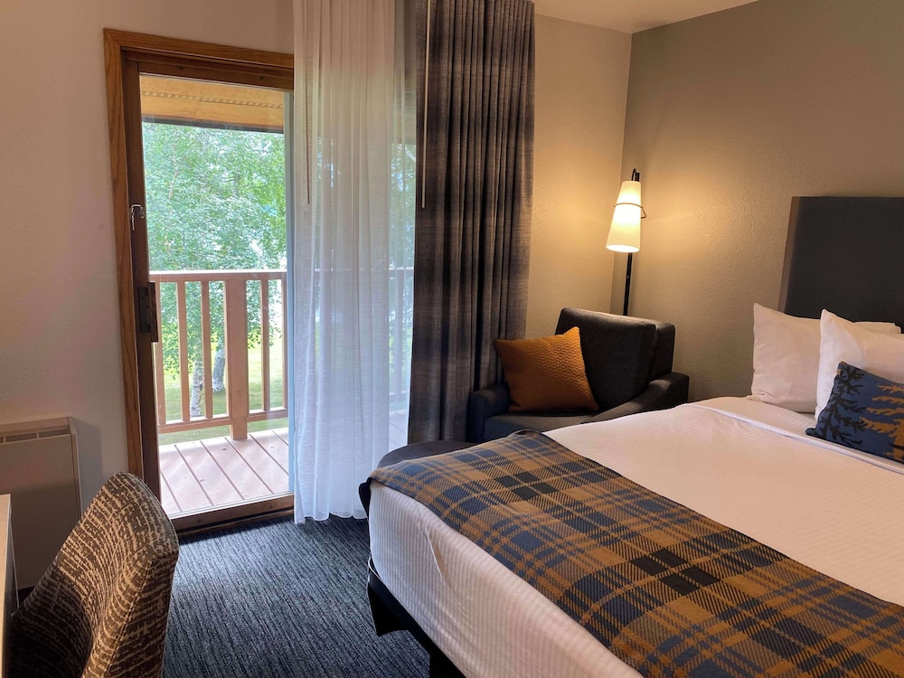 Suite, 1 King Bed, Non Smoking, Lake View - Photo 6