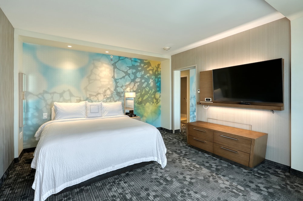 Room, 1 King Bed (Mobility/Hearing Accessible, Tub) photo 1
