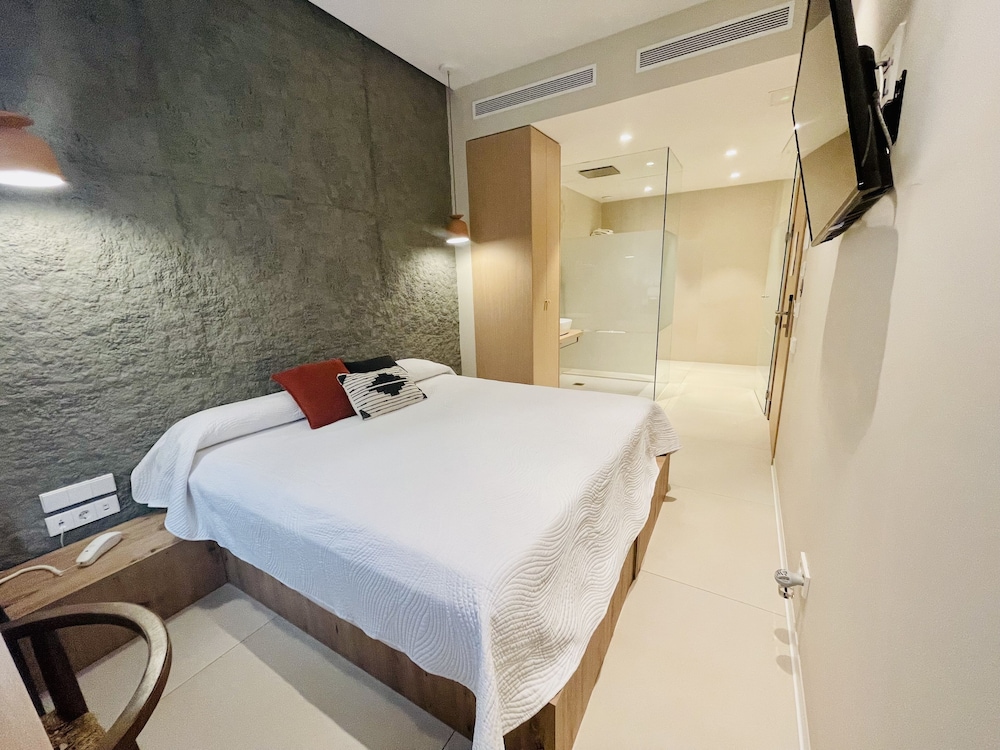 Standard Double Room (Deluxe Interior View) - Photo 7
