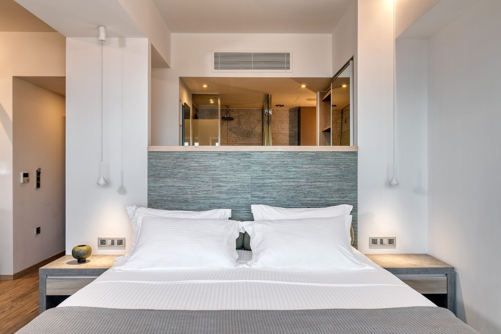 Deluxe Triple Room, City View - Photo 1