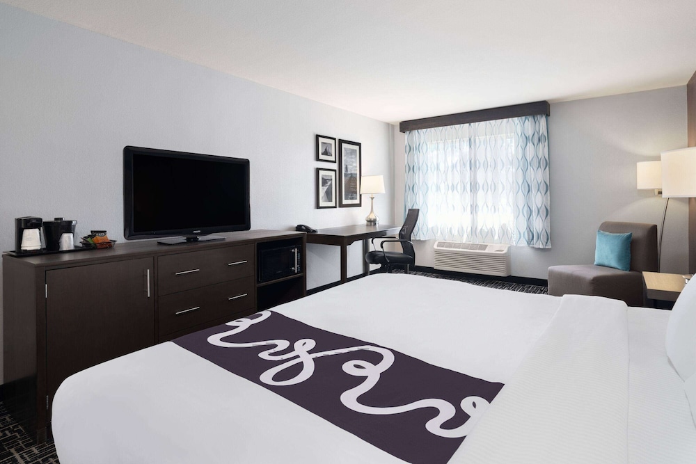 Deluxe Room, 1 King Bed, Non Smoking - Photo 2