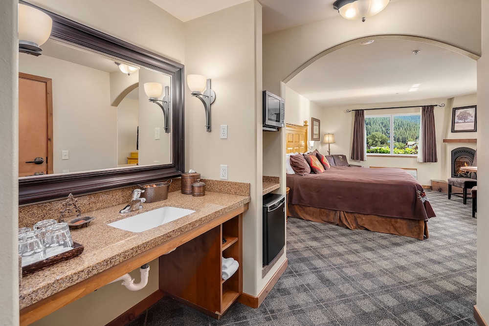 Room, 1 King Bed, Fireplace (Village View) photo 1