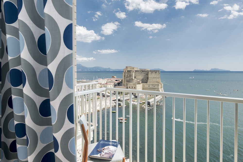 Superior Double Room, Sea View (with Sofabed) thumbnail 5
