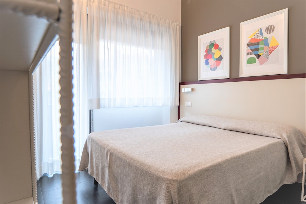 Classic Double or Twin Room, Ensuite - Photo 9
