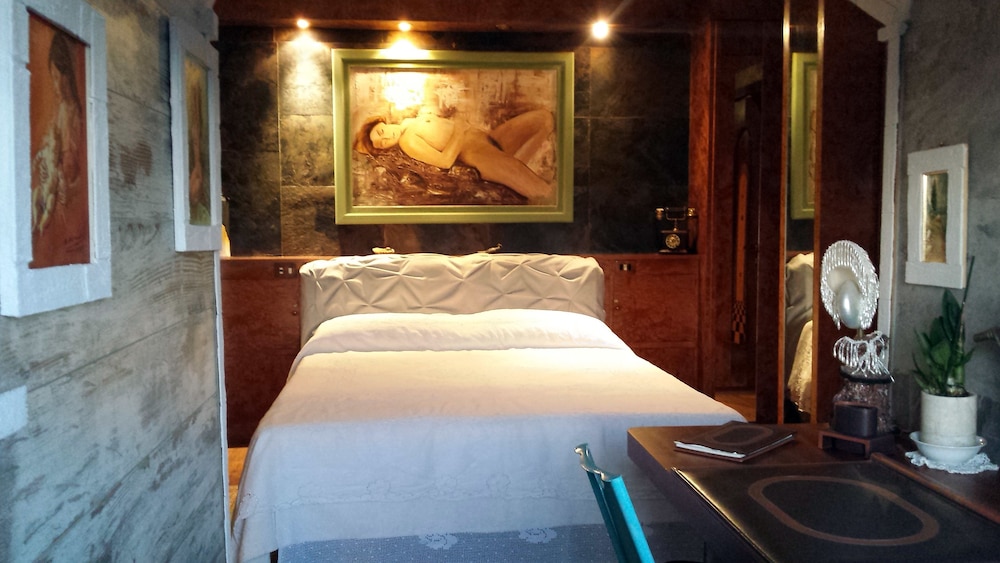Business Double or Twin Room (+ Meeting Room)